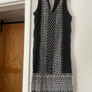 Elegant Black and White Sleeveless Dress
